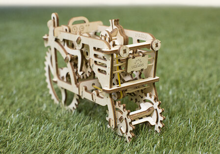 Houten bouwpakket Ugears tractor 20 cm