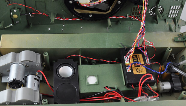 RC tank Russische T34/85 2,4 GHz  1:16  IR/BB 2.4 GHZ rook en geluid V7.0