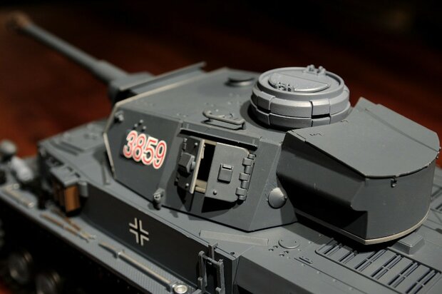 RC tank  RC Panzer "Kampfwagen IV Ausf.F-2 Heng Long 1:16 grijs, rook en geluid, IR/BB, 2,4Ghz -V7.0